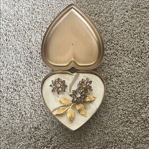 Bugbee and Niles 1940-50 Gold / Blue crystal broach and screw earring set